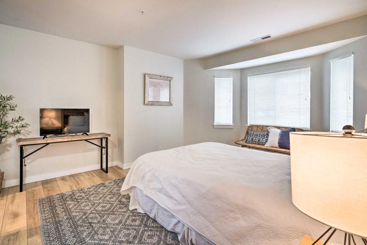 Chic Chelan Condo With Balcony, Walk To Lake And Dtwn! Ngoại thất bức ảnh